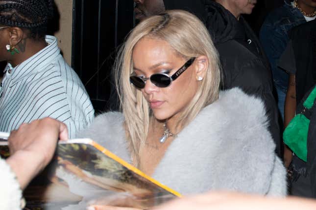 Image for article titled Move Over, Beyoncé, Rihanna is Getting Into the Hair Game