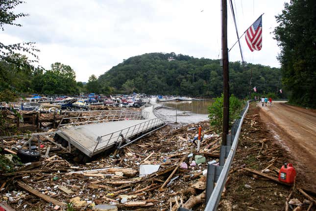 La rivière Rocky Broad se jette dans le lac Lure et déborde de la ville avec des débris provenant de Chimney Rock, en Caroline du Nord, après les fortes pluies causées par l’ouragan Helene le 28 septembre 2024 à Lake Lure, en Caroline du Nord