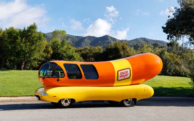 Vue latérale de la Wienermobile Oscar Mayer