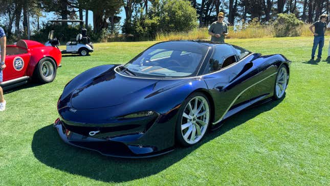 Frontansicht 3/4 eines blauen McLaren Speedtail