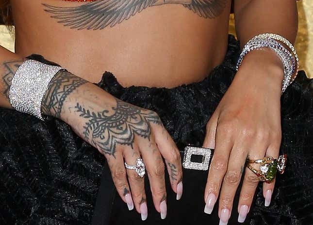 Imagen para el artículo titulado El impactante y secreto significado de los tatuajes de tus famosos favoritos