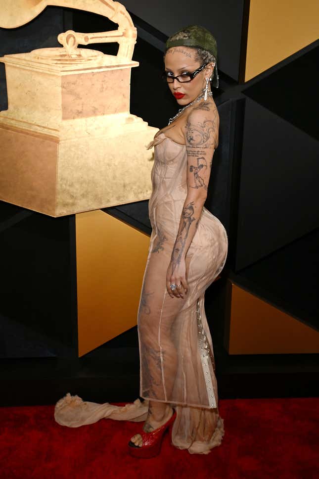 Image for article titled 2024 Grammys: Red Carpet Trainwrecks