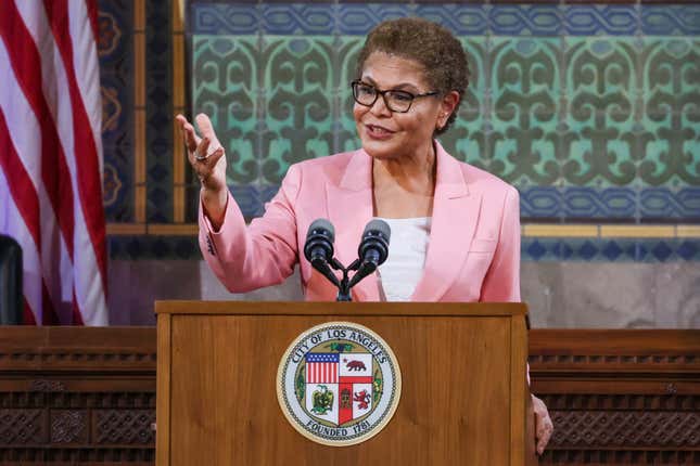 Image for article titled L.A. Mayor Karen Bass Had an Uninvited, Scary Guest at Her House This Weekend