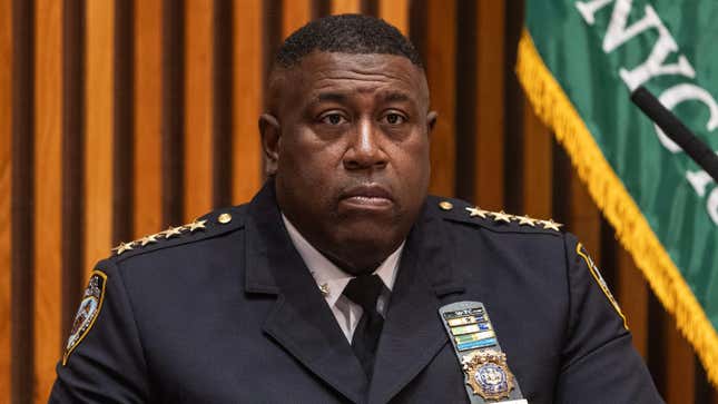 Image de l'article intitulé Le chef du NYPD démissionne suite à des allégations inquiétantes d’inconduite sexuelle, mais il y a bien plus à craindre