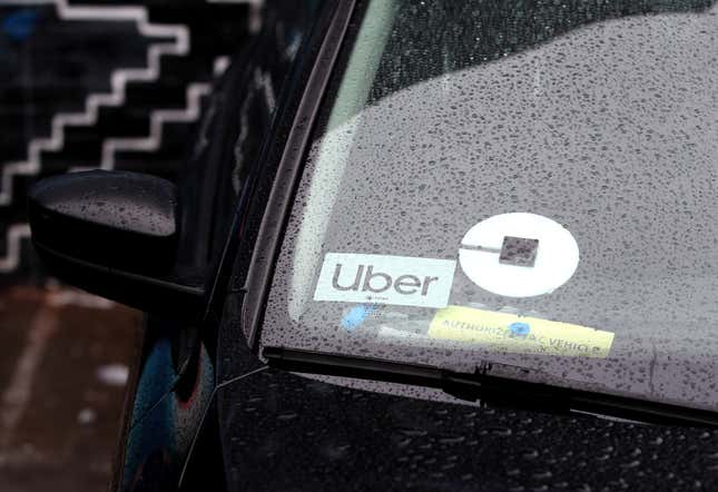 Le logo Uber est affiché sur une voiture le 22 mars 2019 à San Francisco, en Californie. 