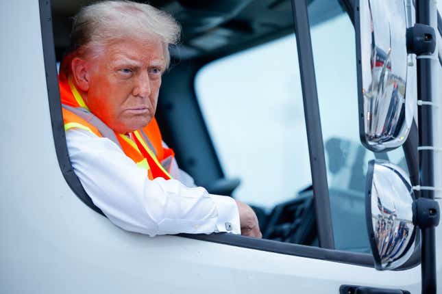 El expresidente Donald Trump en el Aeropuerto Internacional Green Bay Austin-Straubel el 30 de octubre de 2024 en Green Bay, Wisconsin. 