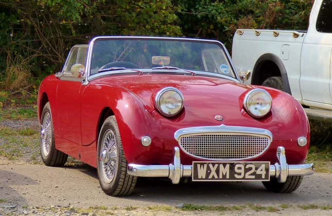 Un pequeño y rojo Austin Healey Sprite luciendo alegre