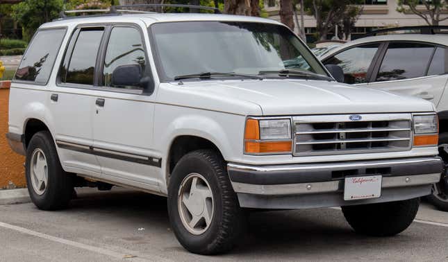 Ein weißer Ford Explorer, Baujahr 1991-1994, fotografiert in der Nähe von Ventura, Kalifornien