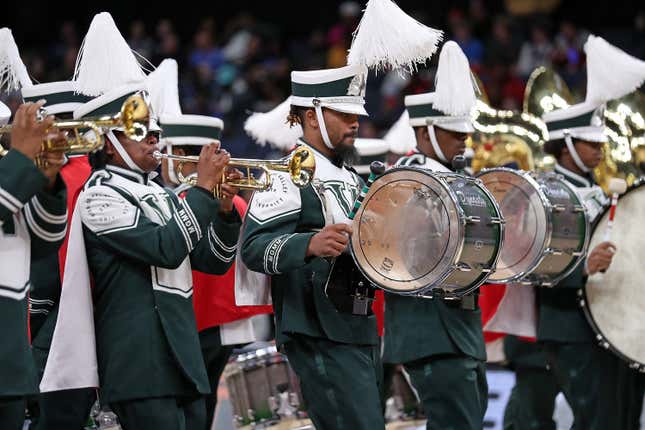  Mitglieder der Mississippi Valley State University Band treten während des Spiels zwischen den Memphis Grizzlies und den Cleveland Cavaliers im FedExForum am 1. Februar 2024 in Memphis, Tennessee auf.