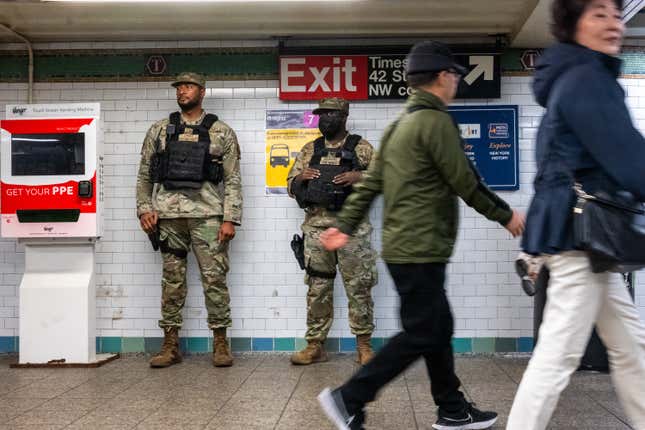 NUEVA YORK, NUEVA YORK - MARZO 18: Miembros de la Guardia Nacional patrulla una estación de metro de Manhattan el 18 de marzo, 2024 en Nueva York  Ciudad. 