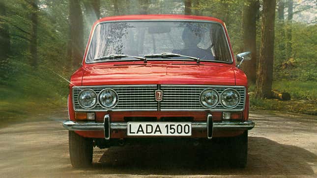 Ein Foto der Front eines roten Lada 1500. 