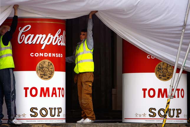 Des boîtes de soupe Campbell s’enroulent autour des colonnes de la National Gallery of Scotland pour marquer une prochaine exposition d’Andy Warhol à Édimbourg, en Écosse. 