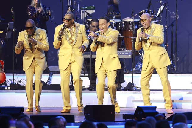 (De gauche à droite) Lawrence Payton, Alex Morris, Ronnie McNeir et Abdul « Duke » Fakir of Four Tops se produisent sur scène lors du programme MusiCares Persons of the Year.  Honorant Berry Gordy et Smokey Robinson au Los Angeles Convention Center le 3 février 2023 à Los Angeles, Californie.