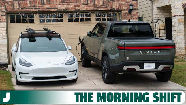 Austin, Texas, USA: Ein elektrischer Pick-up-Truck namens Rivian R1T parkt vor einem Vorort und lädt zu Hause auf, daneben parkt ein Tesla.