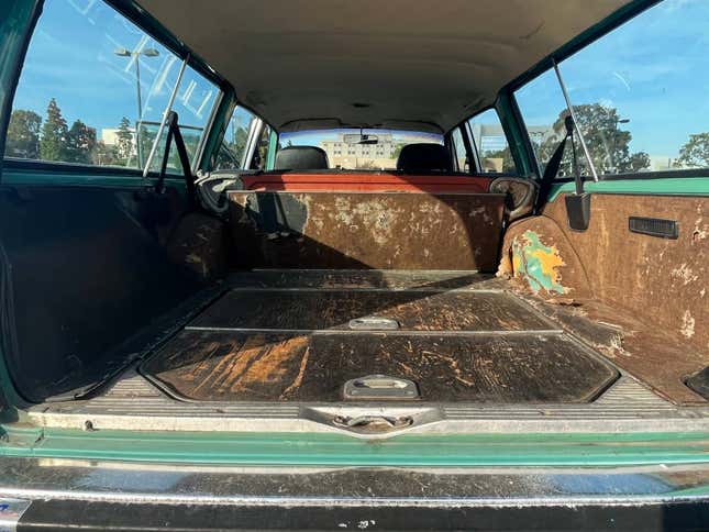 Image for article titled At $6,800, Is This 1972 Volvo 145 Worth its Weight in Patina?