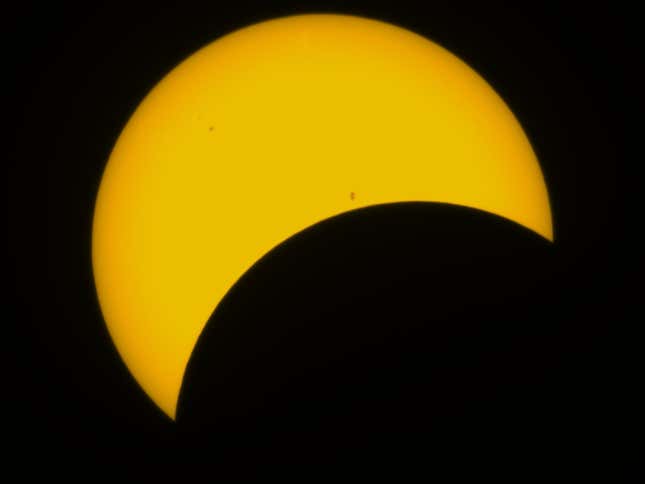 Zatmenie Slnka z 8. apríla, ako ho zobrazil Odyssey Pro vybavený solárnym filtrom Unistellar (bez externej úpravy).
