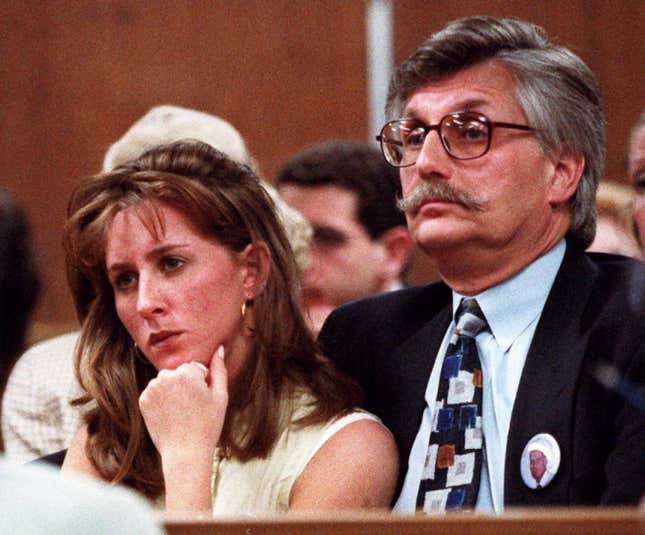 SANTA MONICA, CA - JUNIO 25: Kim Goldman (L) y Fred Goldman (R) hermana y padre de la víctima de asesinato Ronald Goldman escuchan  al juez del Tribunal Superior Alan Haber en un tribunal de Santa Mónica, California, el 25 de junio, durante una sesión judicial en la demanda por muerte por negligencia contra OJ Simpson. Simpson fue absuelto en octubre de 1995 de los asesinatos del 12 de junio de 1994 de su ex esposa Nicole y Goldman, de 25 años, un camarero amigo .