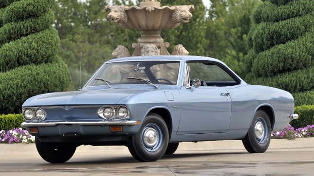 Une photo d’un coupé Chevrolet Corvair bleu. 