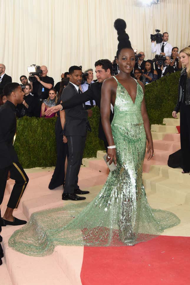  Lupita Nyong’o nimmt am 2. Mai 2016 an der Gala des Costume Institute „Manus x Machina: Mode im Zeitalter der Technologie“ im Metropolitan Museum of Art in New York City teil.