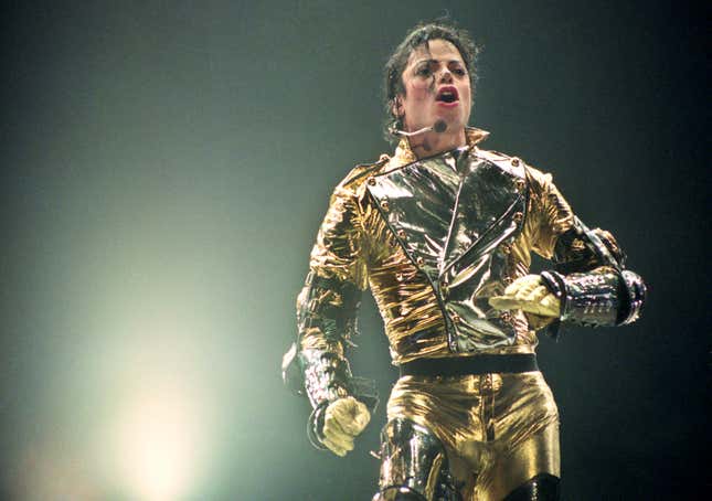 Michael Jackson tritt während seines „HIStory“-Welttourneekonzerts am 10. November 1996 im Ericsson Stadium in Auckland, Neuseeland, auf.