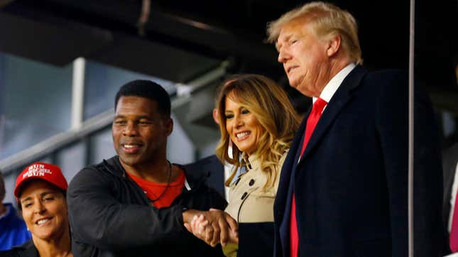 Image de l'article intitulé Dans la demeure de 35 millions de dollars de Kanye West à Beverly Hills, Donald Trump nomme Herschel Walker ambassadeur aux Bahamas et enflamme Twitter, Trinity Rodman dénonce son père Dennis Rodman, pourquoi les Noirs ne s’inquiètent pas des drones et plus encore