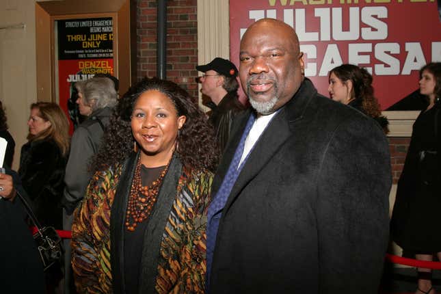 NEW YORK CITY, NEW YORK - AVRIL 3 : Serita Jakes et l’évêque TD Jakes assistent à la soirée d’ouverture de Jules César à Broadway - Arrivées  au Belasco Theatre et Gotham Hall le 3 avril 2005 à New York City.