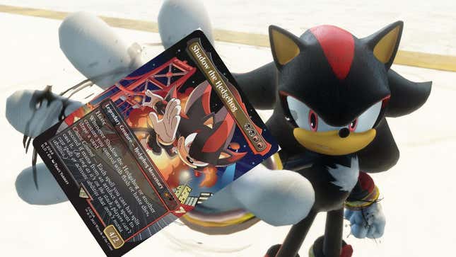 Sombra sosteniendo su carta de Magic: The Gathering.