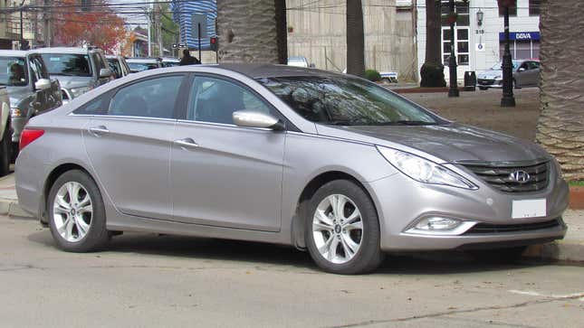 Ein grauer 2012 Hyundai Sonata GLS