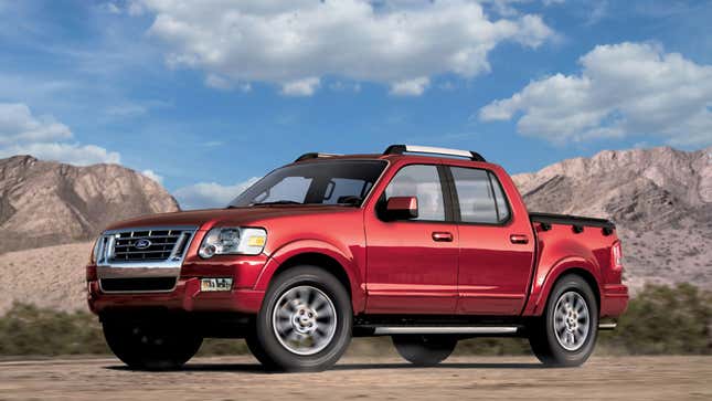 Une photo d’une camionnette Ford Explorer Sport Trac rouge. 