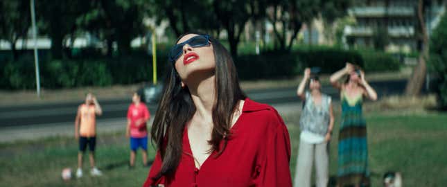 Una mujer que lleva gafas de sol mira el cielo en una escena de Dark Glasses