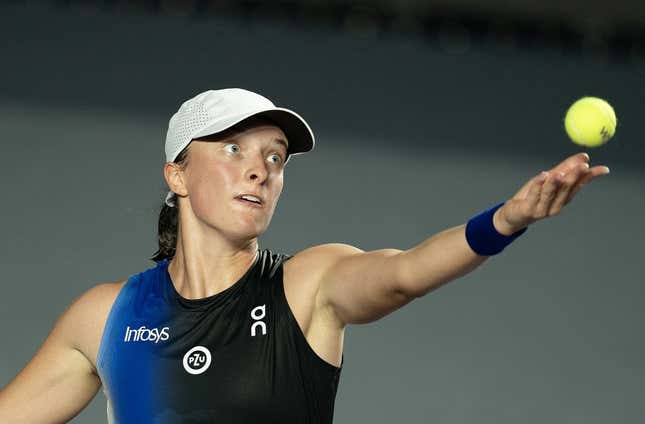 30. Oktober 2023;  Cancun, Mexico;  Ika Svitek (POL) wirft den Ball zum Aufschlag während ihres Spiels gegen Marketa Vondrousova (CZE) am zweiten Tag des GNP Saguaros WTA Finals Cancun.