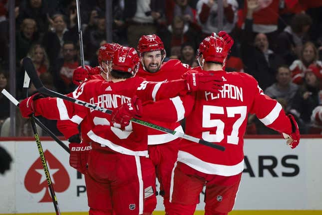 4-goal second period lifts Wings over Kings