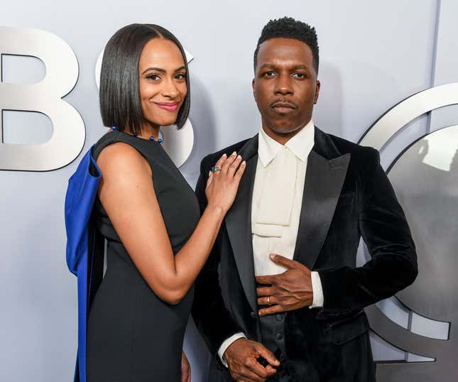 Nicolette Robinson und Leslie Odom Jr. kommen zu den 77. Tony Awards, live aus dem David H. Koch Theater im Lincoln Center for the Performing Arts in New York City, Sonntag, 16. Juni.