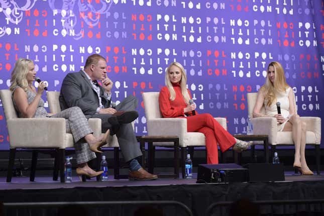 NASHVILLE, TENNESSEE – 26. OKTOBER: (LR) Elisha Krauss, Bürgermeister Glenn Jacobs, Tomi Lahren und Ann Coulter sprechen während des Politicon 2019 im Music City Center am 26. Oktober 2019 in Nashville, Tennessee, auf der Bühne.