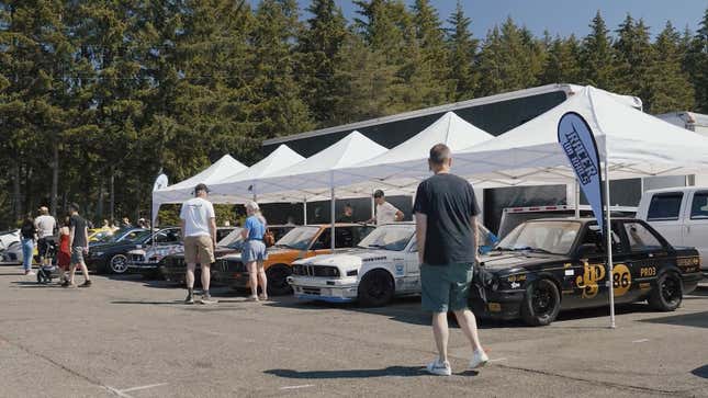 A screenshot of an Avants car meet where cars are on display. 