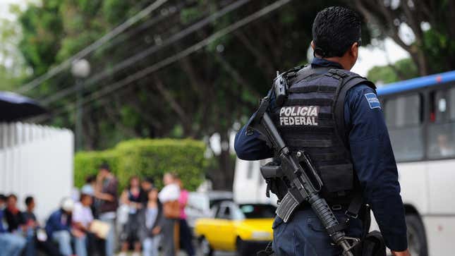 Polizeikräfte patrouillieren am 11. Oktober 2011 in Guadalajara, Mexiko, auf den Straßen von Guadalajara, dem Austragungsort der XVI. Panamerikanischen Spiele.