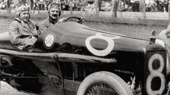 William Durant y Louis Chevrolet en un coche de carreras, alrededor de 1908