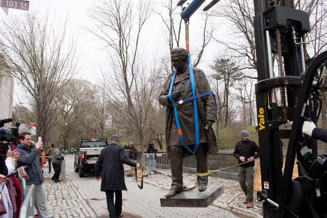 NEW YORK, NY – 17. APRIL: Vor einer kleinen Menge von Aktivisten und Medienvertretern entfernen städtische Mitarbeiter am 17. April 2018 in Harlem, New York, eine Statue von J. Marion Sims, einer Chirurgin und medizinischen Pionierin auf dem Gebiet der Gynäkologie, von ihrem Platz am Rande des Central Parks. Gemeindeaktivisten hatten bei der Stadt jahrelang Lobbyarbeit geleistet, um die Statue zu entfernen, weil Sims medizinische Experimente ohne Betäubung an Sklavinnen durchgeführt hatte. 