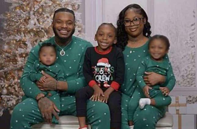 Image de l'article intitulé La controverse autour de la photo de Noël d’une famille noire, 7 mèmes et tendances de 2024 que tous les parents noirs devraient connaître, un couple de Brooklyn remporte la loterie immobilière de New York, les meilleurs et les pires moments de 2024 et plus encore