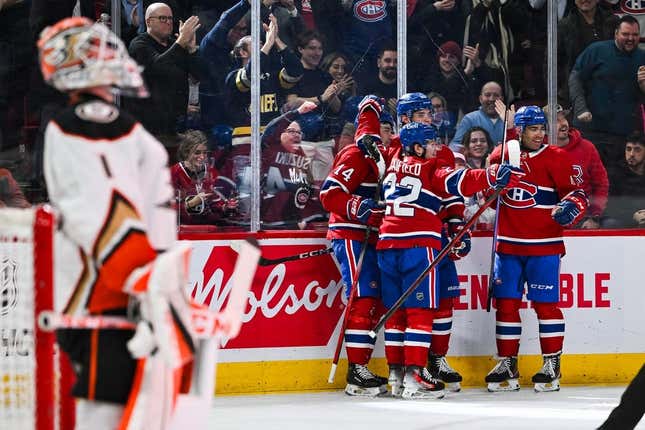 13. Februar 2024;  Montreal, Quebec, CAN;  Nick Suzuki (14), Center der Montreal Canadiens, feiert mit seinen Teamkollegen in der zweiten Periode im Bell Centre sein erstes Tor des Spiels gegen die Anaheim Ducks.