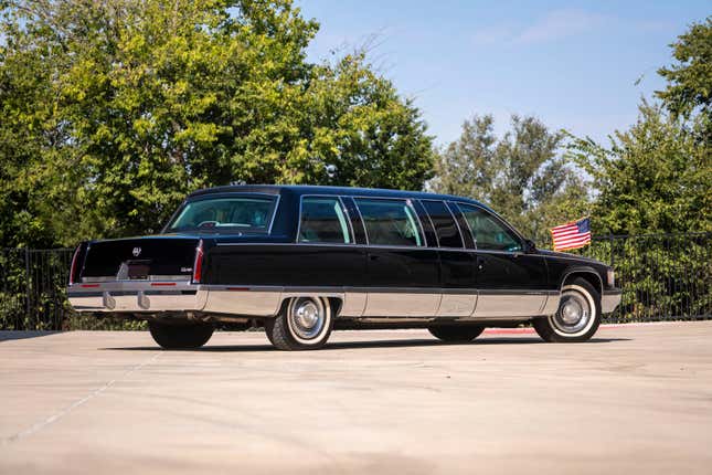 Image for article titled Buy This Cadillac Limo Built For Bill Clinton And Become The First To Own A Presidential Ride