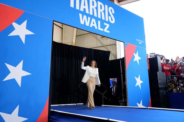 La candidata presidencial demócrata y vicepresidenta de Estados Unidos, Kamala Harris, sube al escenario mientras es presentada durante un evento de campaña el 7 de agosto de 2024 en Detroit, Michigan.