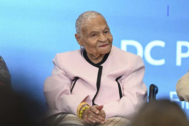 WASHINGTON DC, ÉTATS-UNIS - 18 JUIN : Viola Fletcher, survivante de 109 ans du massacre racial de Tulsa, parle de ses mémoires à Washington DC, aux États-Unis, le 18 juin 2023. Le 18 juin est un jour férié fédéral aux États-Unis commémorant l’émancipation des Afro-Américains réduits en esclavage. 