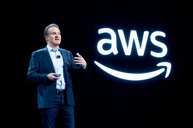 Adam Selipsky debout devant un logo AWS