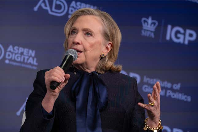 Die ehemalige Außenministerin Hillary Rodham Clinton spricht während des Livestreams zum Thema „Der Einfluss von KI auf die Weltwahlen 2024“ an der School of International and Public Affairs der Columbia University am 28. März 2024 in New York City.