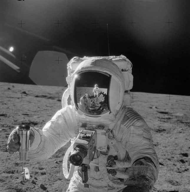 طيار الوحدة القمرية (LMP) آلان إل بين في الصورة على سطح القمر.