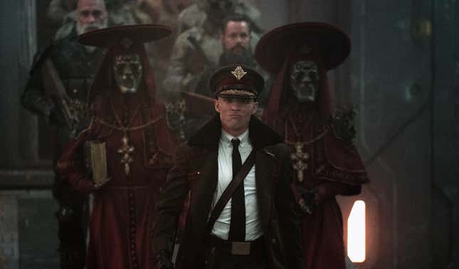 Admiral Noble, gespielt von Ed Skrein.
