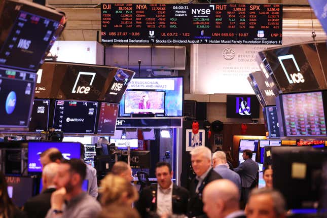 Les traders travaillent à la Bourse de New York