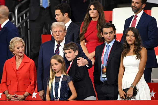 Le candidat républicain à la présidence, l’ancien président américain Donald Trump, se tient avec ses petits-enfants le troisième jour de la Convention nationale républicaine au Forum Fiserv le 17 juillet 2024 à Milwaukee, dans le Wisconsin.