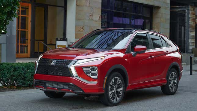 Une photo d’un SUV Mitsubishi rouge. 